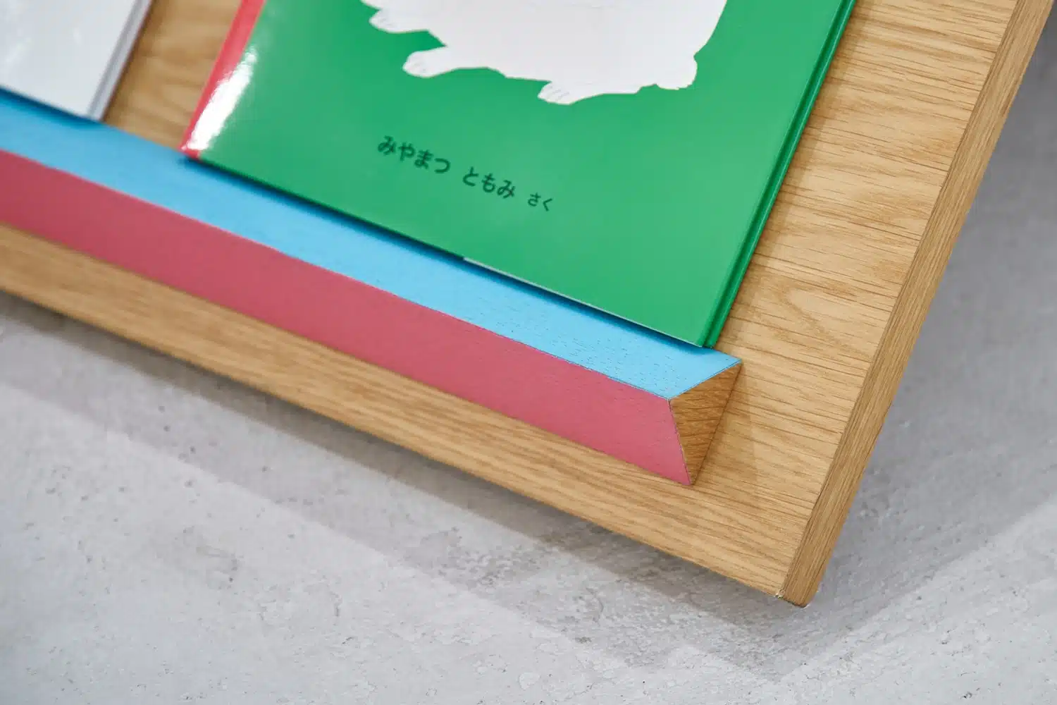 Tsuranari par border design architects : la bibliothèque mobile en forme de montagne qui met les enfants à hauteur de livres