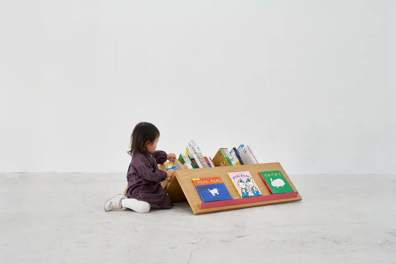 Tsuranari par border design architects : la bibliothèque mobile en forme de montagne qui met les enfants à hauteur de livres