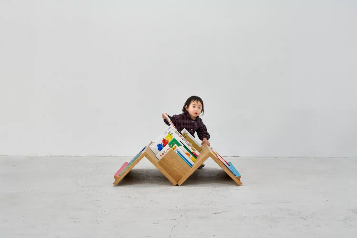 Tsuranari par border design architects : la bibliothèque mobile en forme de montagne qui met les enfants à hauteur de livres