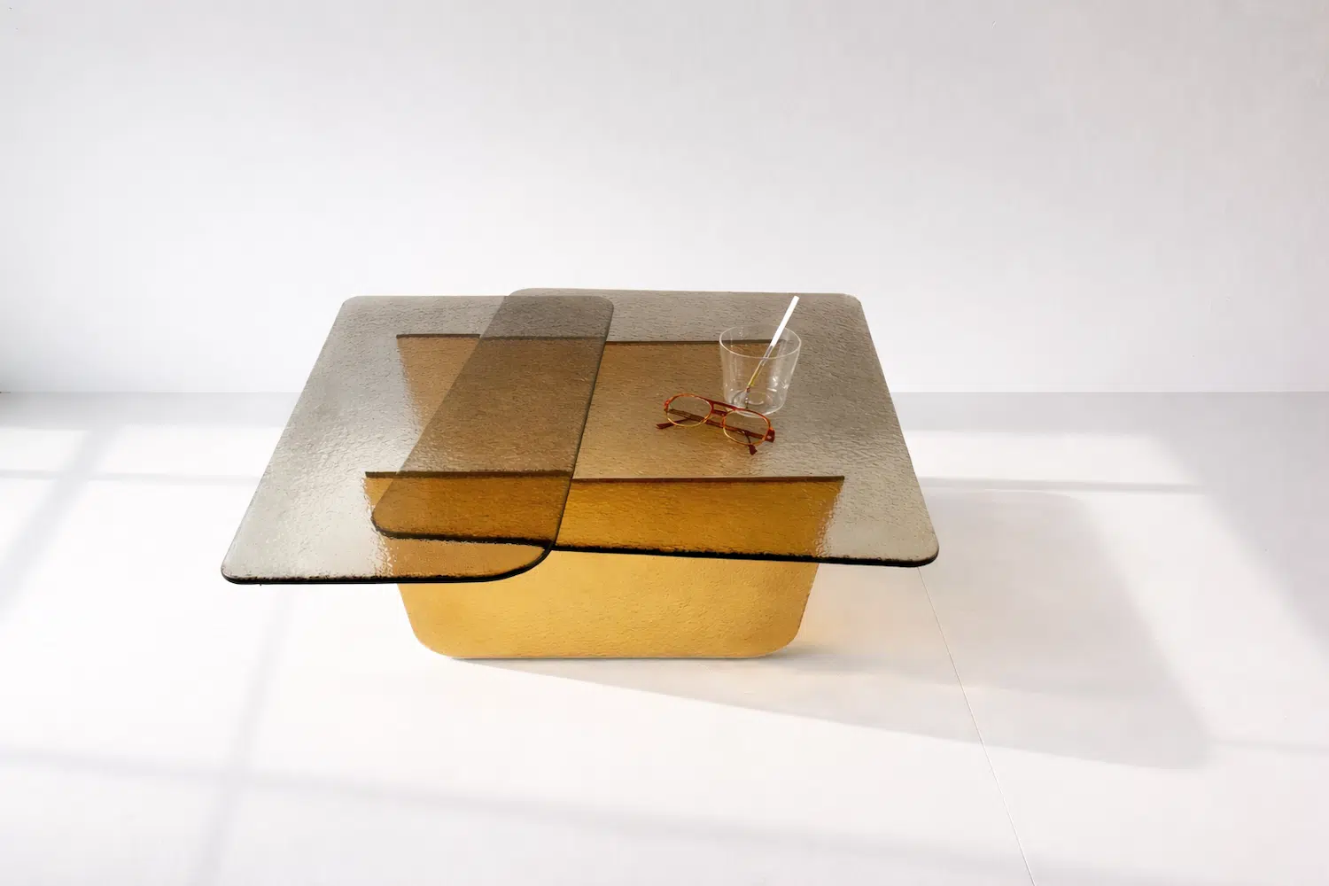 Mademoiselle Jo : des tables en verre de Murano fusionné qui jouent avec la lumière