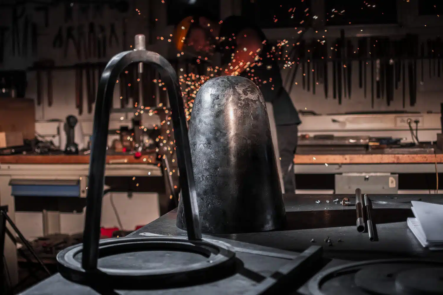 Rencontre : Elise Burbaud, une designer optimiste de luminaires et objets en bronze pour de grandes maisons