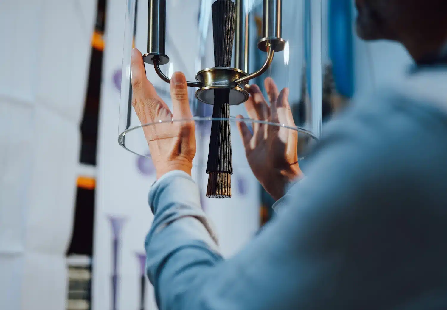 Rencontre : Elise Burbaud, une designer optimiste de luminaires et objets en bronze pour de grandes maisons