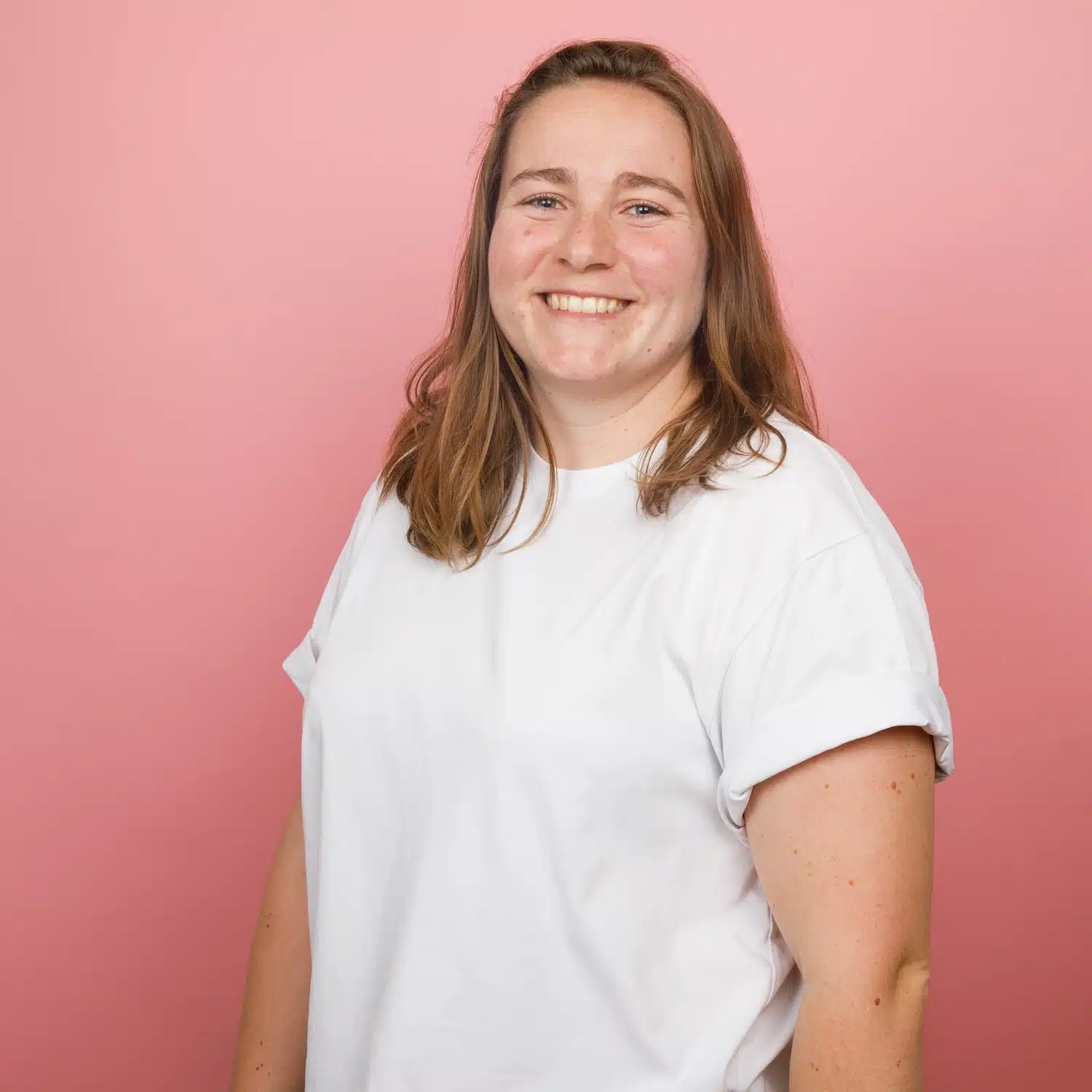 Rencontre : Elise Burbaud, une designer optimiste de luminaires et objets en bronze pour de grandes maisons