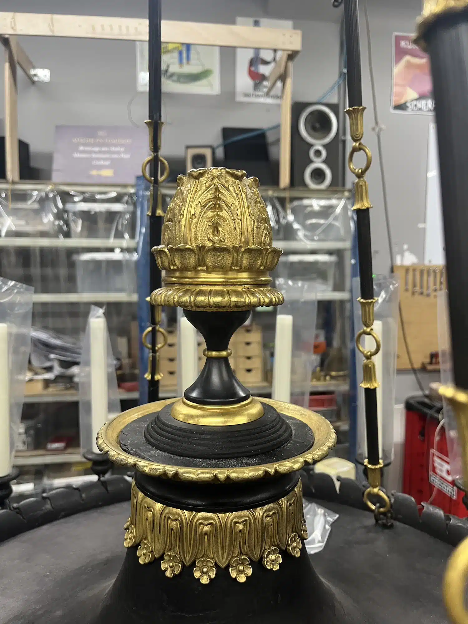 Rencontre : Elise Burbaud, une designer optimiste de luminaires et objets en bronze pour de grandes maisons