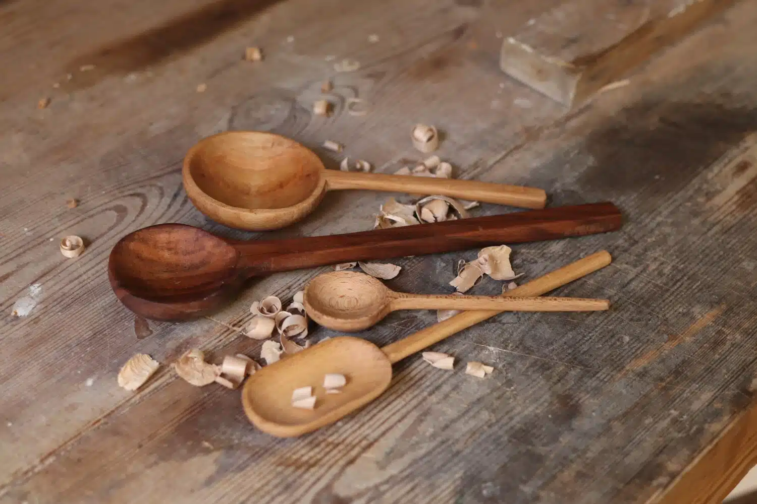 Rencontre : Elise Burbaud, une designer optimiste de luminaires et objets en bronze pour de grandes maisons