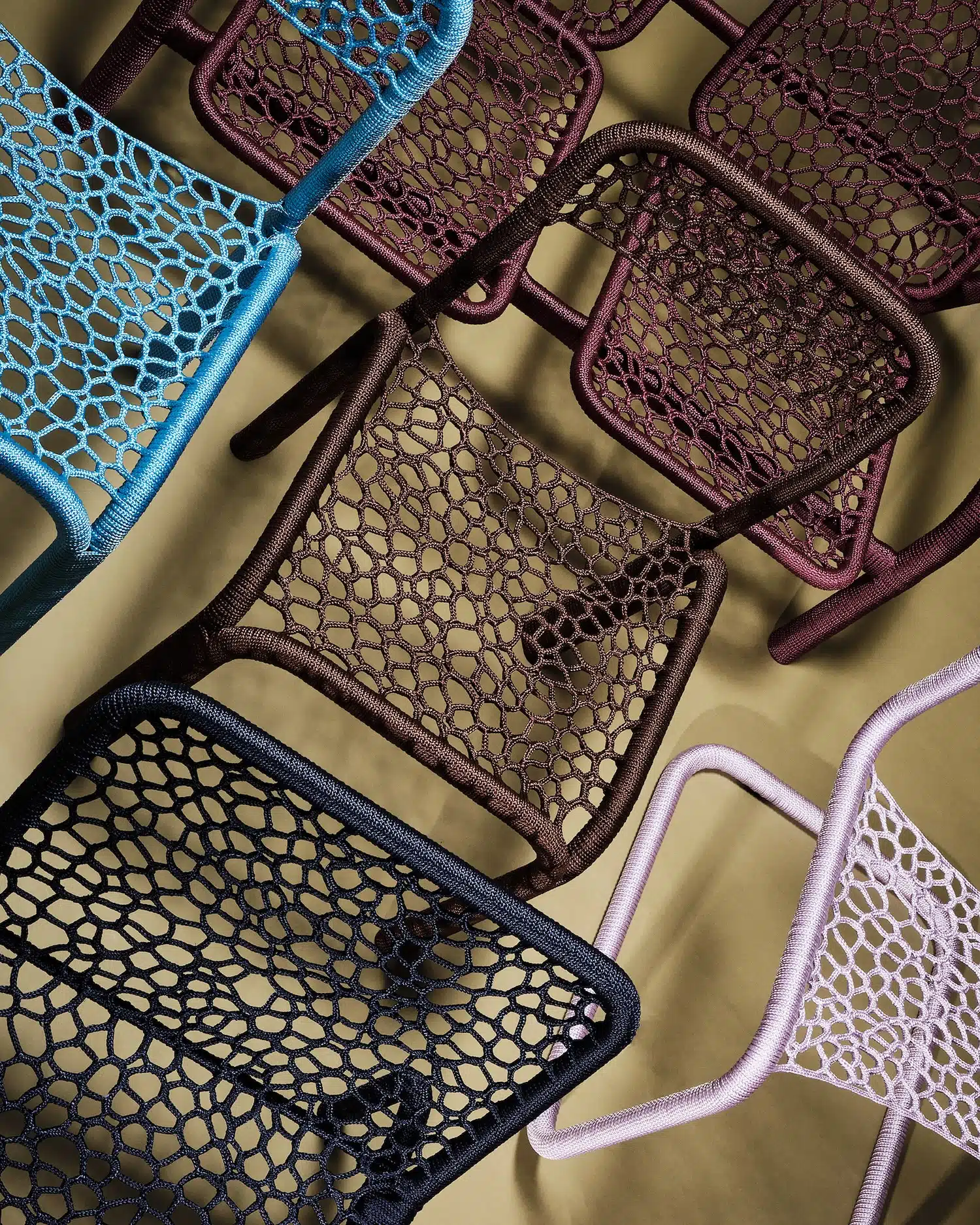 Laura Mrksa : des chaises tressées sur armatures chromées récupérées, le design lent comme programme