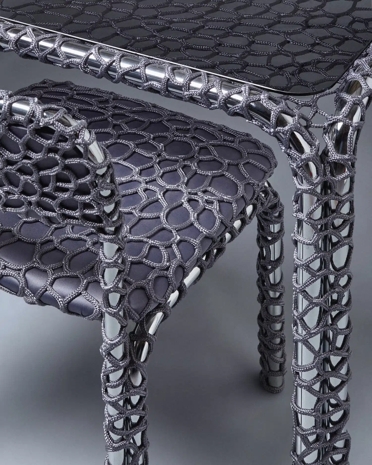 Laura Mrksa : des chaises tressées sur armatures chromées récupérées, le design lent comme programme