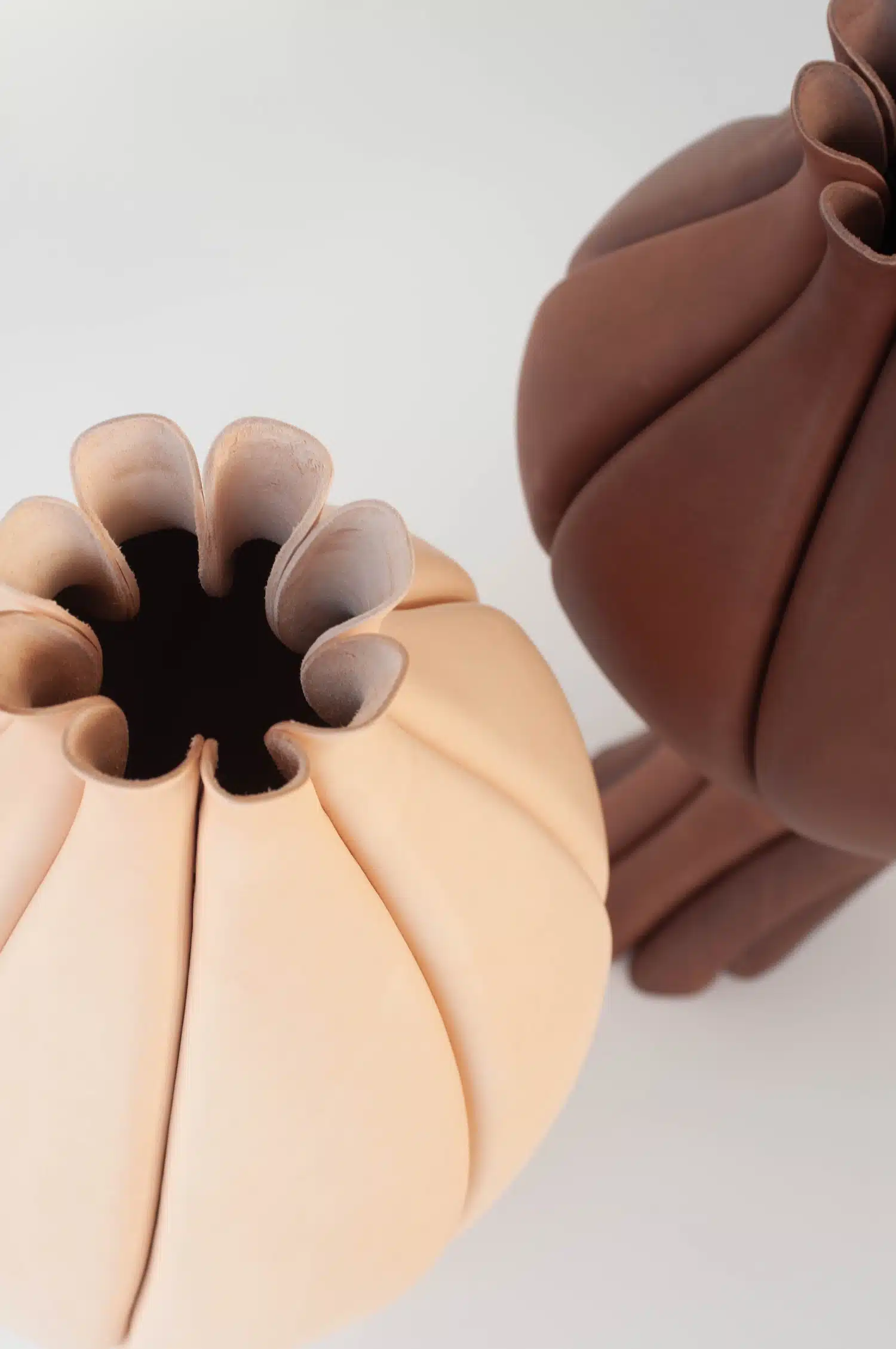 Talia Luvaton, la designer qui fait danser le cuir : cap sur Milan avec la collection TRACE