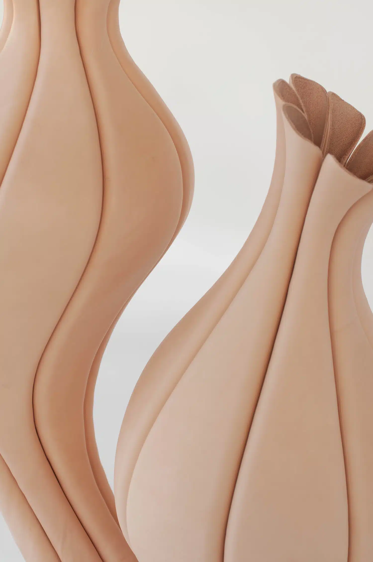 Talia Luvaton, la designer qui fait danser le cuir : cap sur Milan avec la collection TRACE