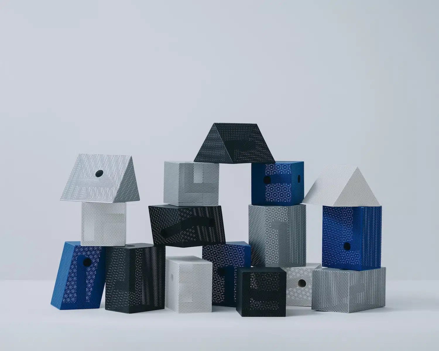Punching Block : EETAL × monoya transforment la tôle perforée en objet de perception