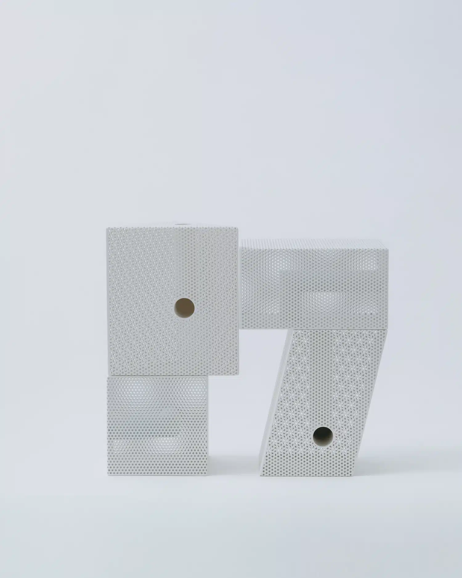 Punching Block : EETAL × monoya transforment la tôle perforée en objet de perception