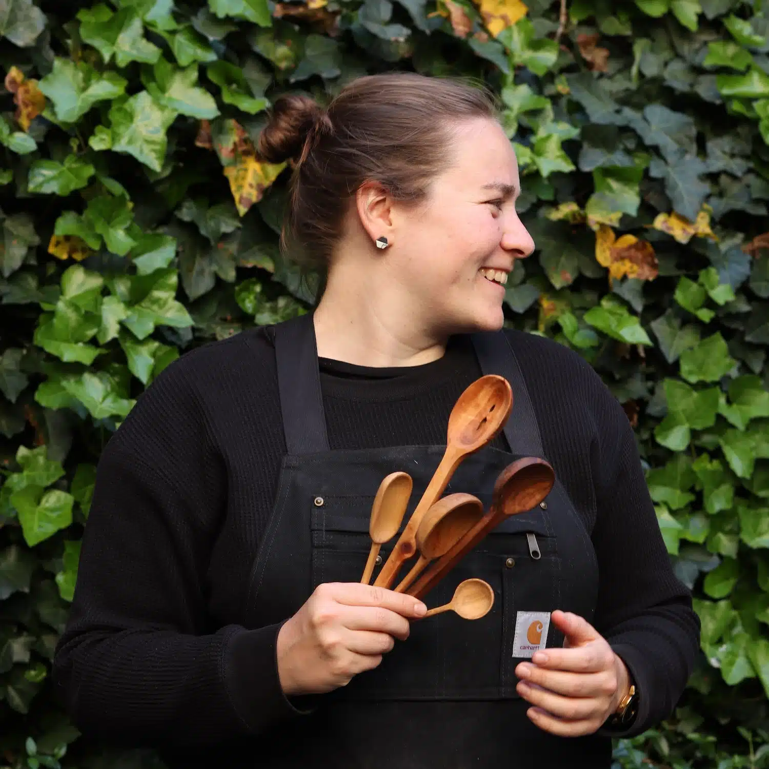 Rencontre : Elise Burbaud, une designer optimiste de luminaires et objets en bronze pour de grandes maisons