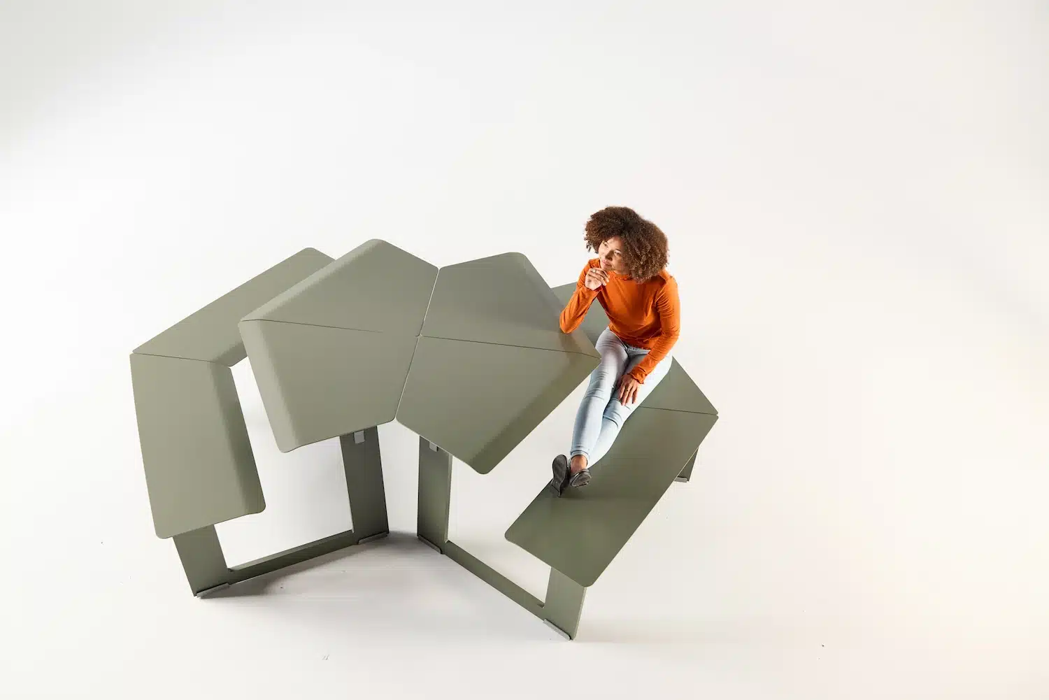 Take-Out Wedge par Rodrigo Torres pour Landscape Forms : la géométrie du coin qui crée du lien