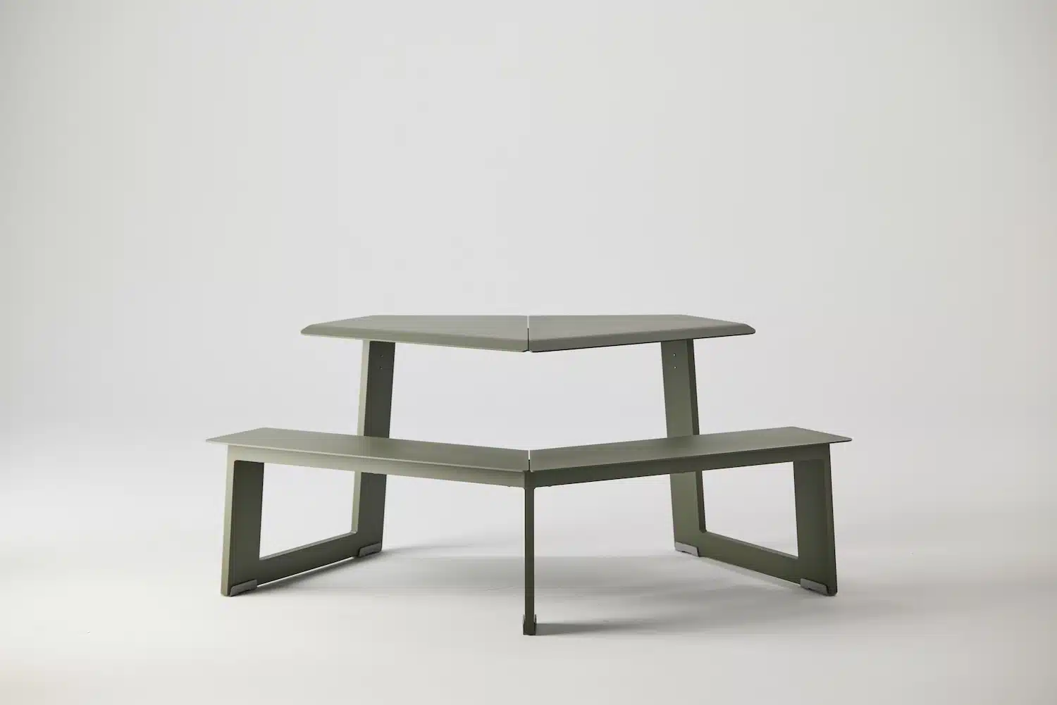 Take-Out Wedge par Rodrigo Torres pour Landscape Forms : la géométrie du coin qui crée du lien