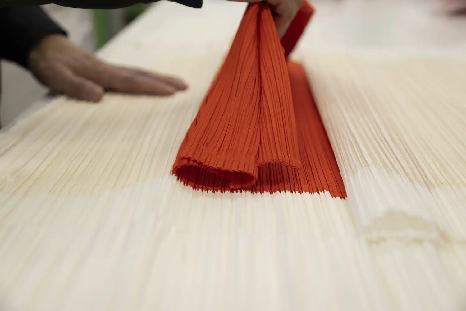 Milan : The Paper Log, Shell and Core, l'installation d'Issey Miyake qui fait du déchet une matière première