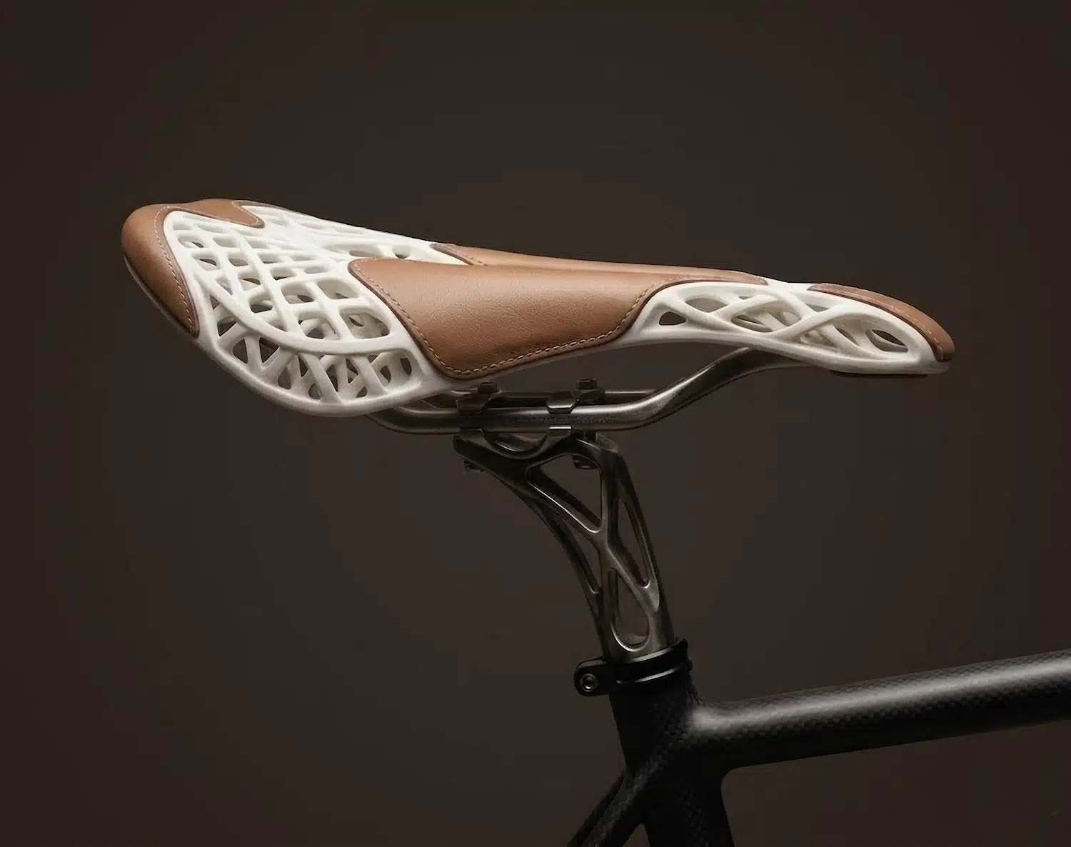 AERIS par Mahdi Naïm Studio : quand le lattice imprimé en 3D rencontre le cuir cousu main