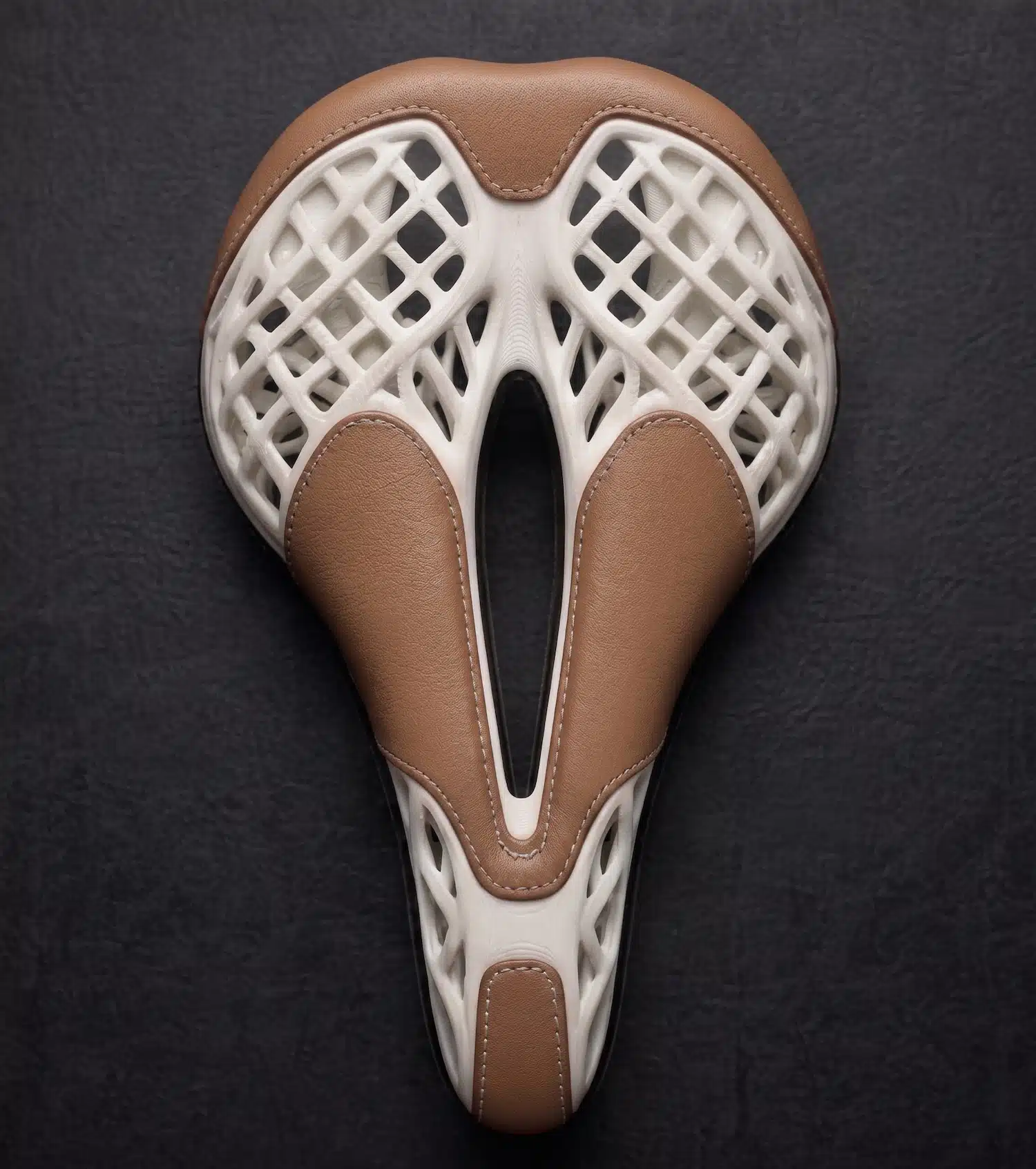 AERIS par Mahdi Naïm Studio : quand le lattice imprimé en 3D rencontre le cuir cousu main