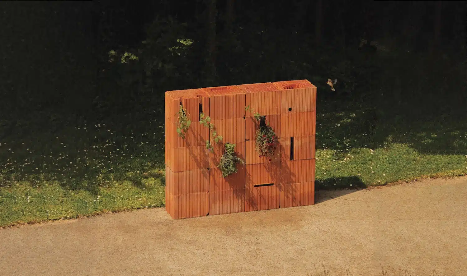 Du fab lab à la façade : Nathanaël Zbynovsky imagine une brique biodiversitaire avec ChartierDalix