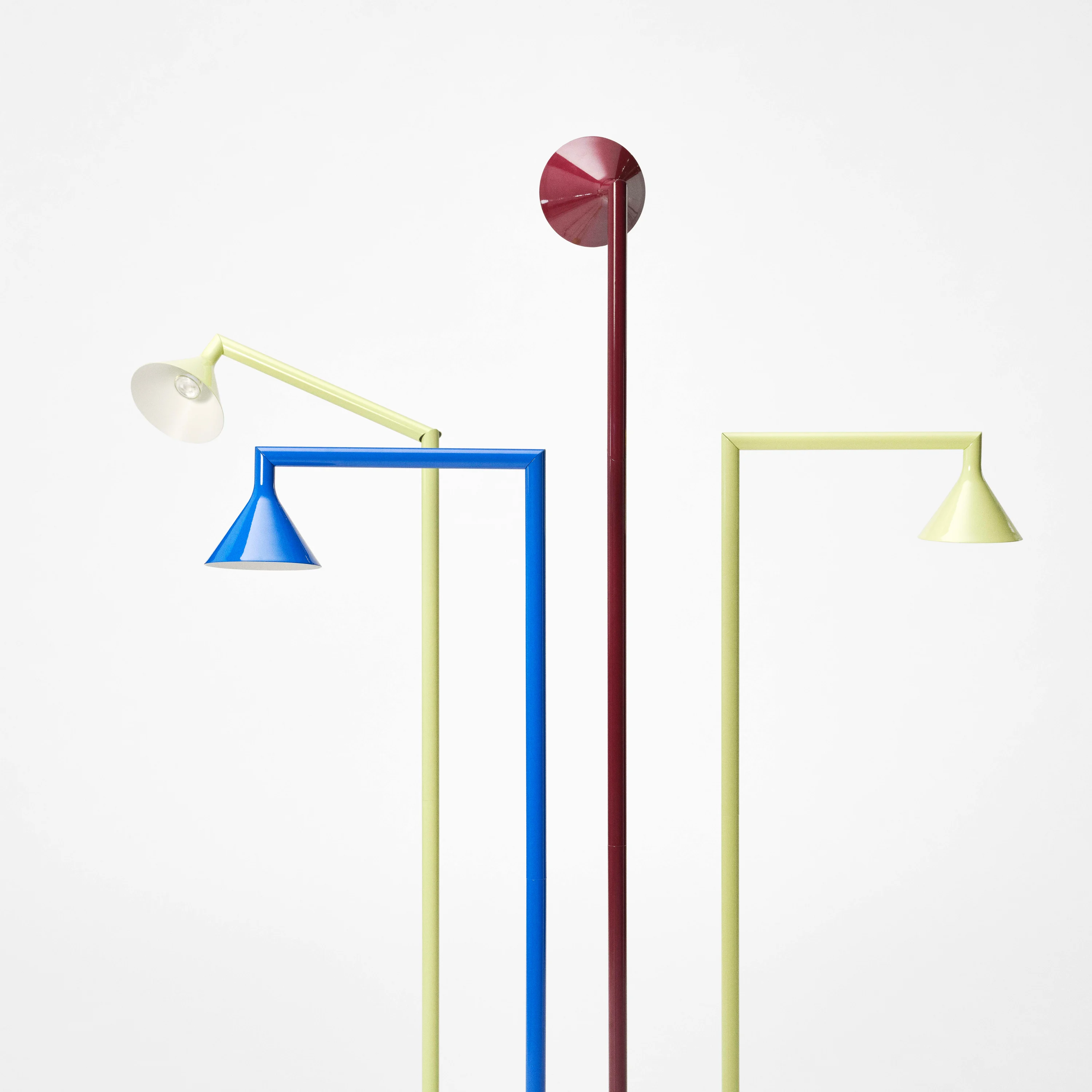 IKEA PS 2026 : un fauteuil gonflable, un banc berçant et une lampe pivotante dévoilés à Milan