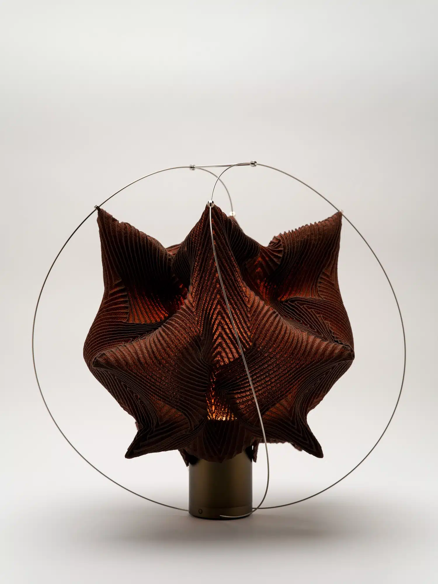 A-POC ABLE ISSEY MIYAKE x atelier oï : la lampe O Series qui transforme le tissu en lumière au 3daysofdesign 2026 A-POC ABLE ISSEY MIYAKE x atelier oï : la lampe O Series qui transforme le tissu en lumière au 3daysofdesign 2026