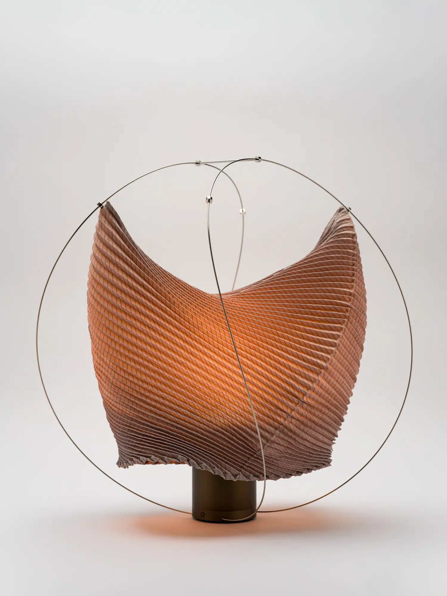 A-POC ABLE ISSEY MIYAKE x atelier oï : la lampe O Series qui transforme le tissu en lumière au 3daysofdesign 2026 A-POC ABLE ISSEY MIYAKE x atelier oï : la lampe O Series qui transforme le tissu en lumière au 3daysofdesign 2026
