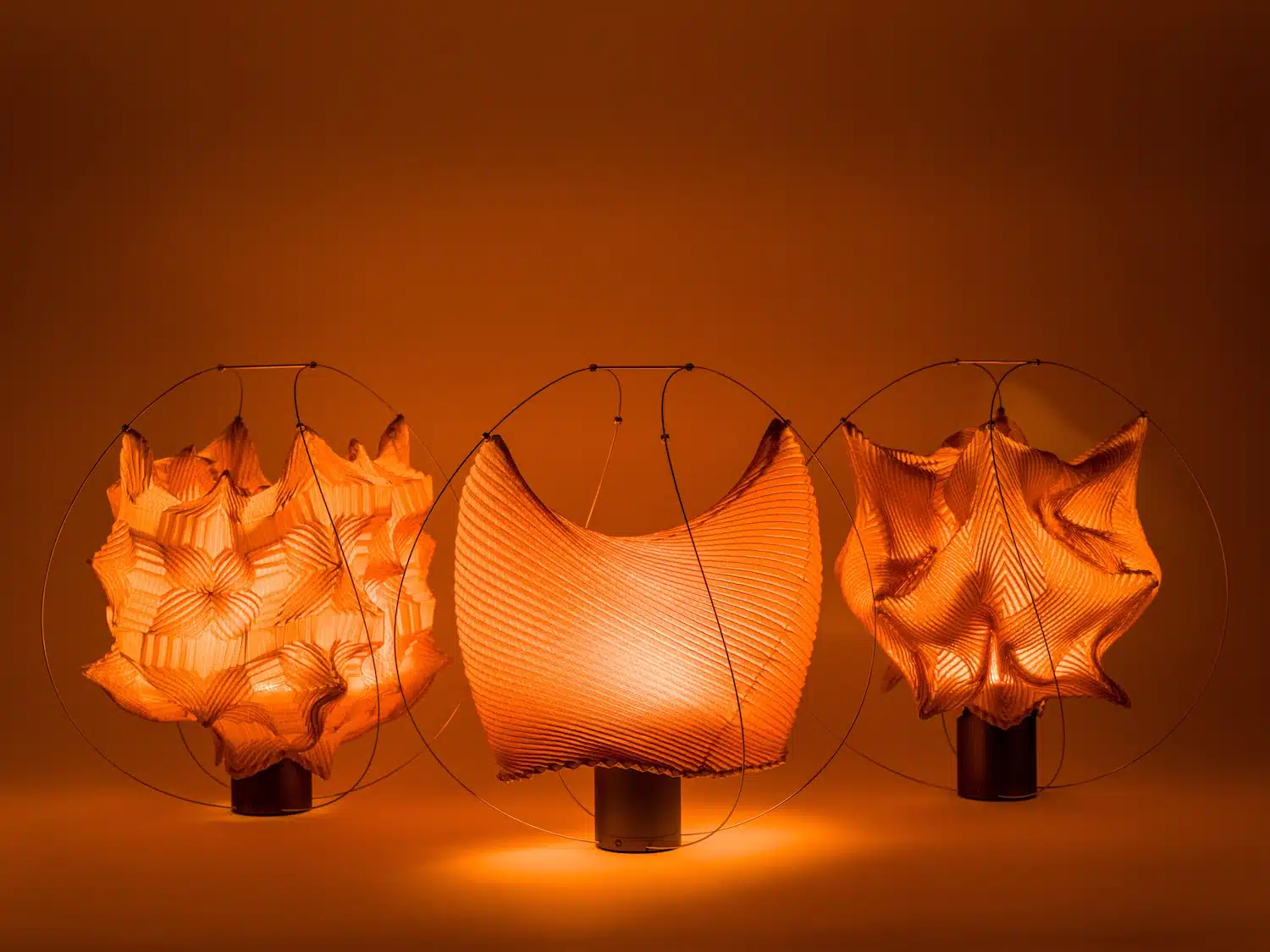 A-POC ABLE ISSEY MIYAKE x atelier oï : la lampe O Series qui transforme le tissu en lumière au 3daysofdesign 2026 A-POC ABLE ISSEY MIYAKE x atelier oï : la lampe O Series qui transforme le tissu en lumière au 3daysofdesign 2026