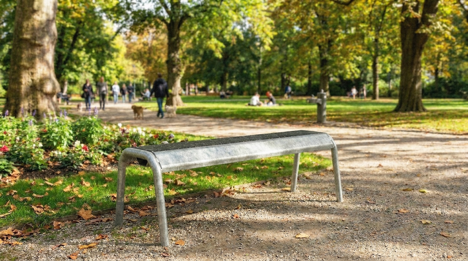ESTRADE : un banc public fait de glissières d'autoroute et de déchets plastiques, par Pierre Villez