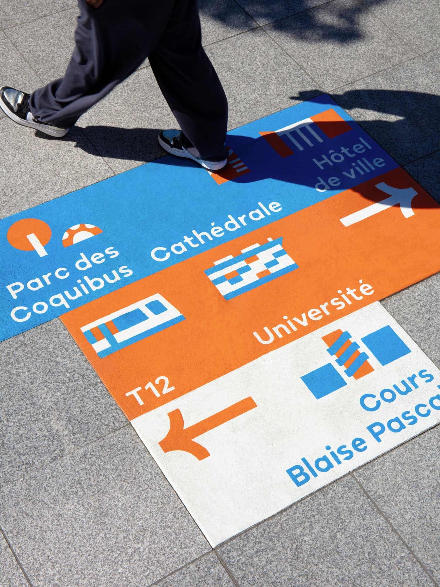 Studio 5•5 réinvente le mobilier urbain d'Évry-Courcouronnes à coups de bordures et de blocs de béton