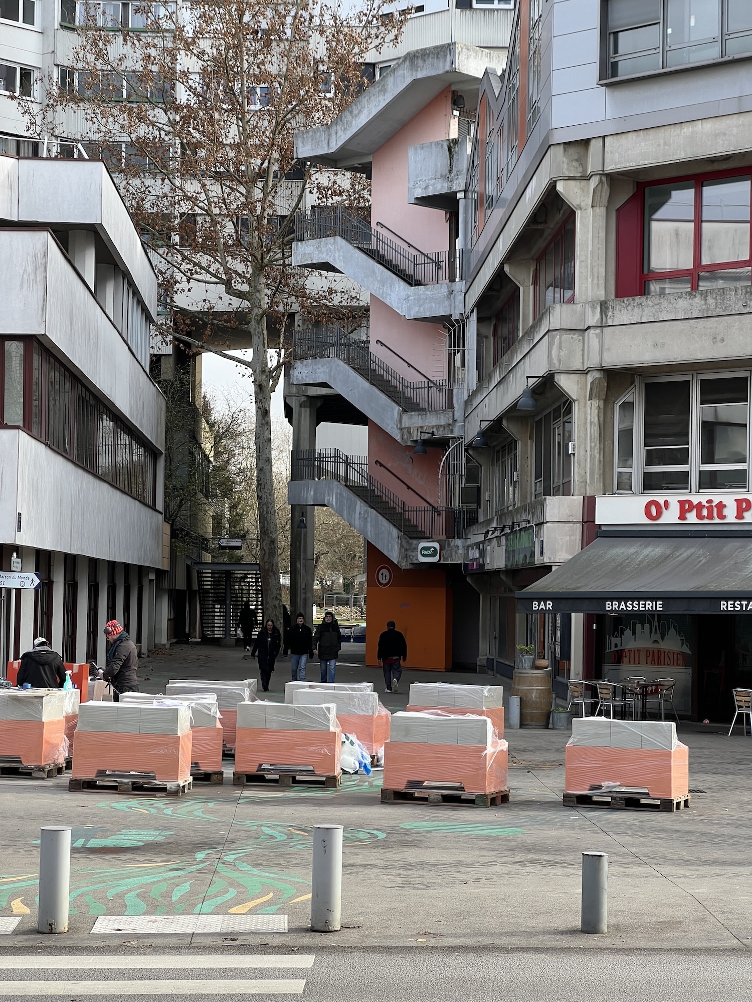 Studio 5•5 réinvente le mobilier urbain d'Évry-Courcouronnes à coups de bordures et de blocs de béton