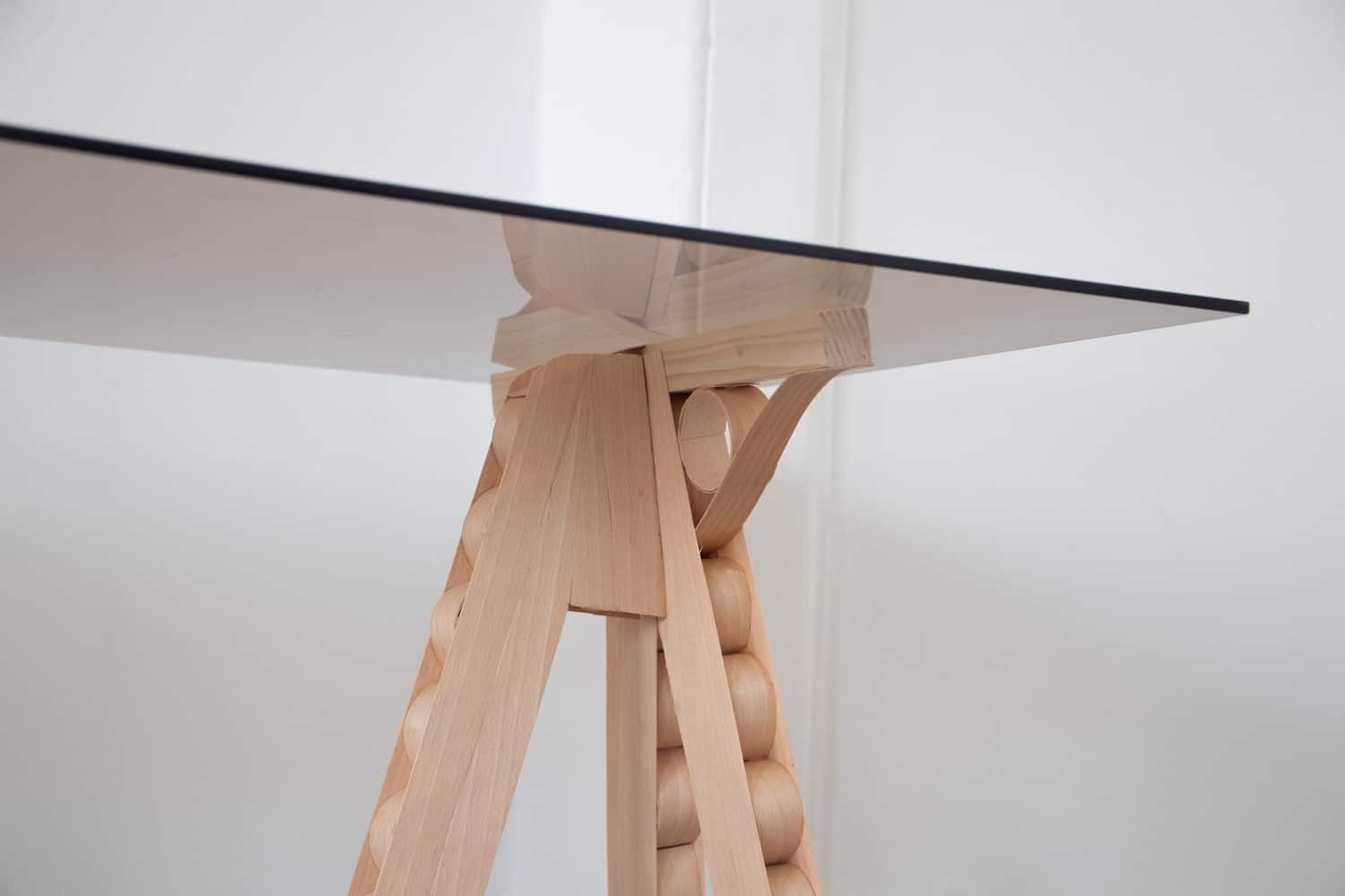 Etudiant : Tino Ardé, le designer qui fait tenir une table avec du hêtre à 23 mm Etudiant : Tino Ardé, le designer qui fait tenir une table avec du hêtre à 23 mm