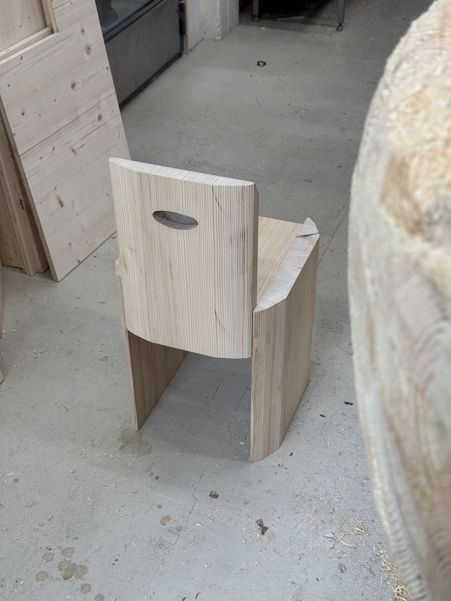 Tatu Laakso, designer finlandais : sculpter le sapin sans jamais cacher la coupe