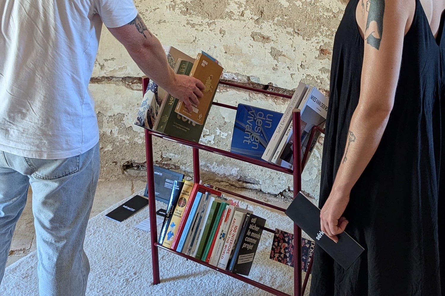 Tubutheca : la bibliothèque en tube d'acier inclinée à 35° par Seriel Design Studio