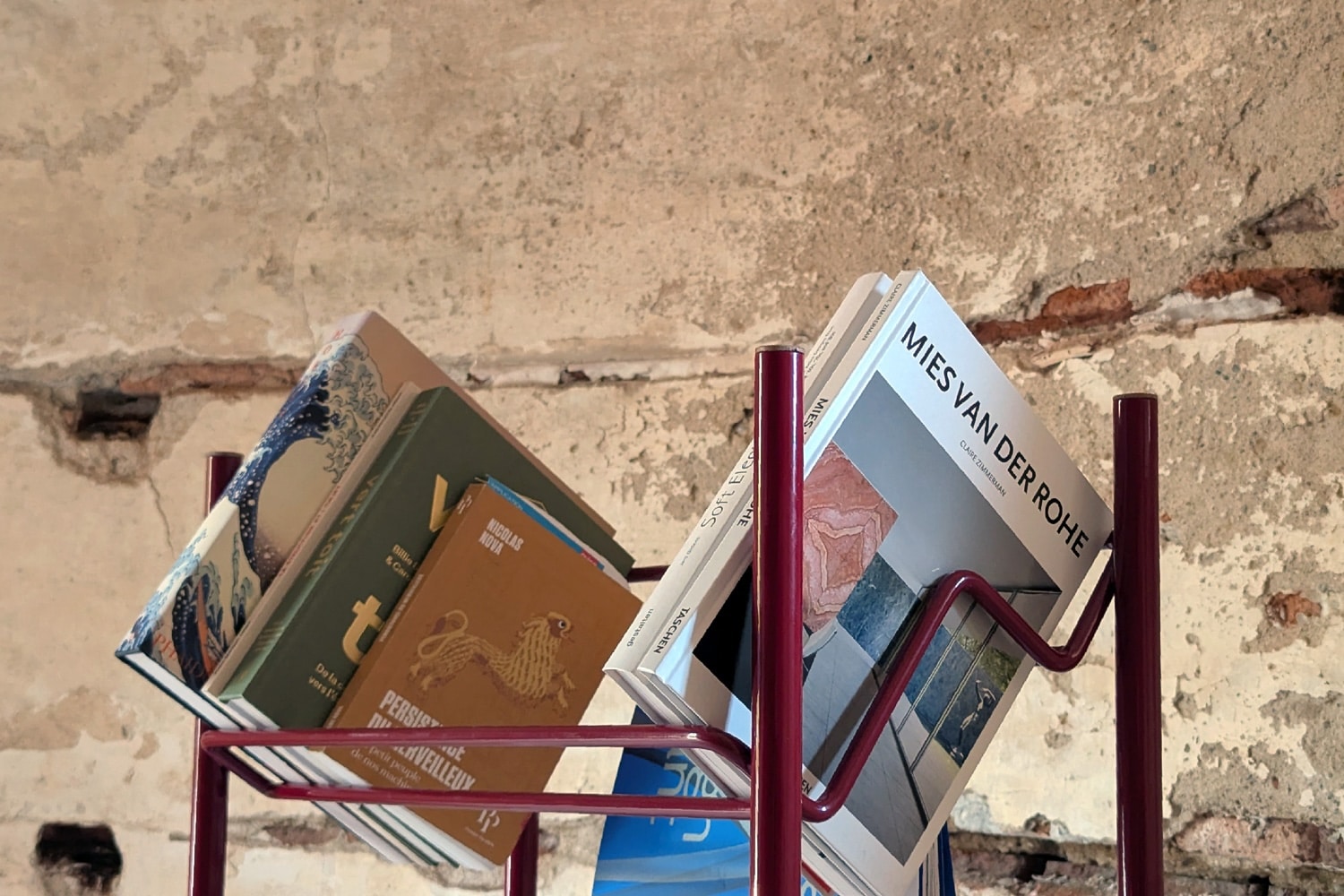 Tubutheca : la bibliothèque en tube d'acier inclinée à 35° par Seriel Design Studio