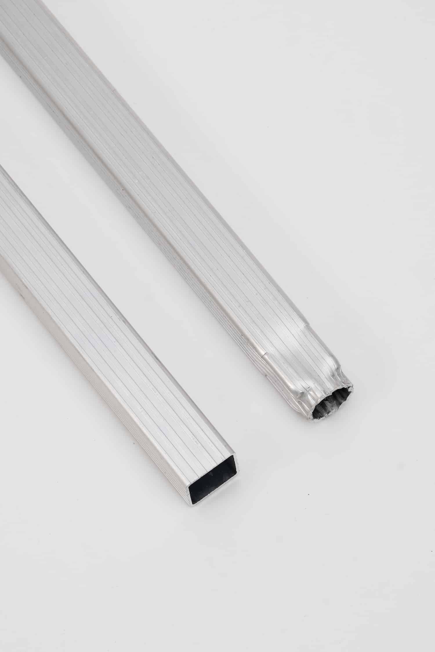 Échelle 1 : Lila Guédin transforme le savoir-faire de Fortal en collection d'assises en aluminium 