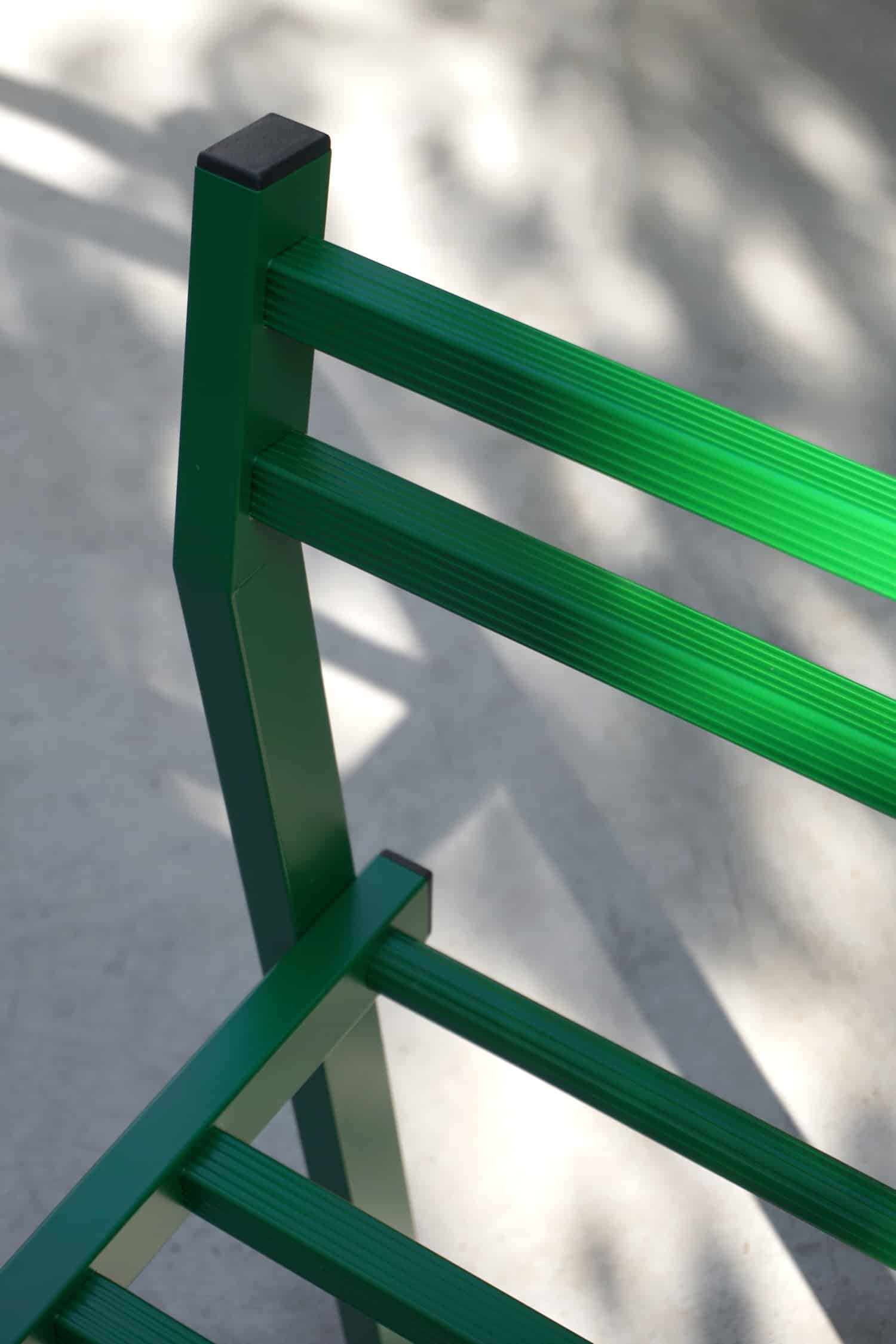 Échelle 1 : Lila Guédin transforme le savoir-faire de Fortal en collection d'assises en aluminium 