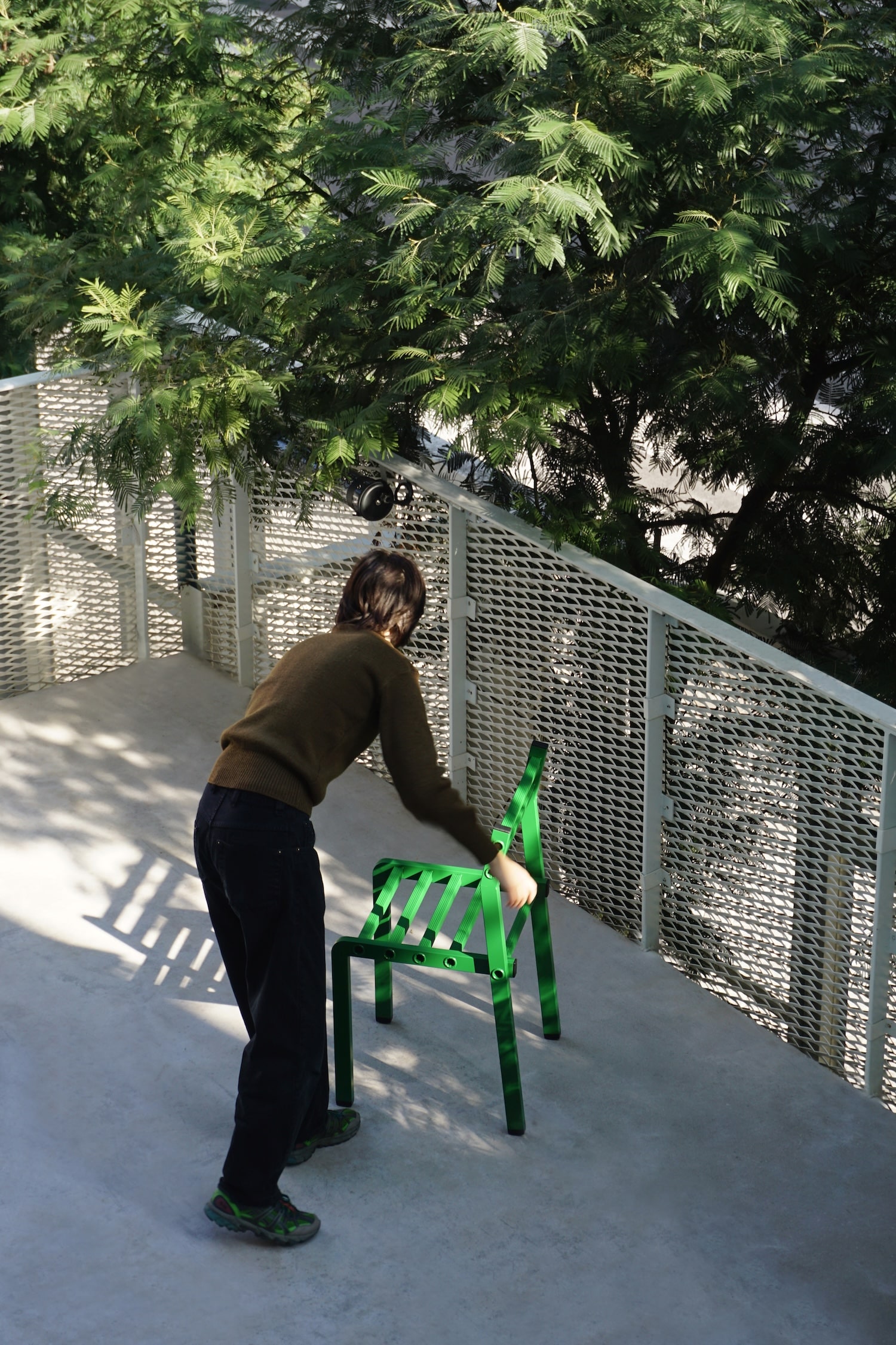 Échelle 1 : Lila Guédin transforme le savoir-faire de Fortal en collection d'assises en aluminium 