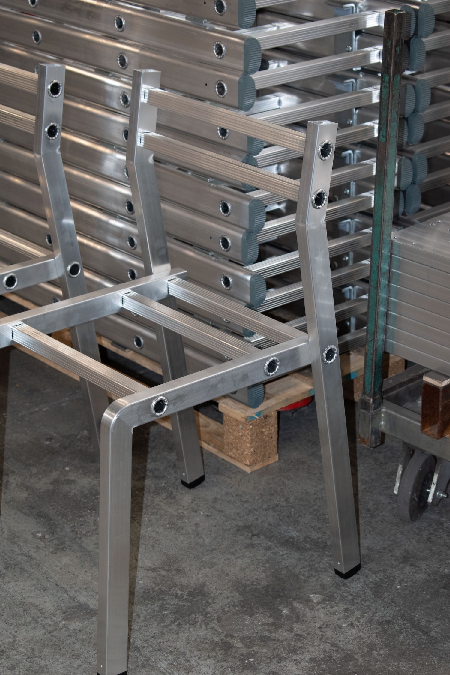 Échelle 1 : Lila Guédin transforme le savoir-faire de Fortal en collection d'assises en aluminium 