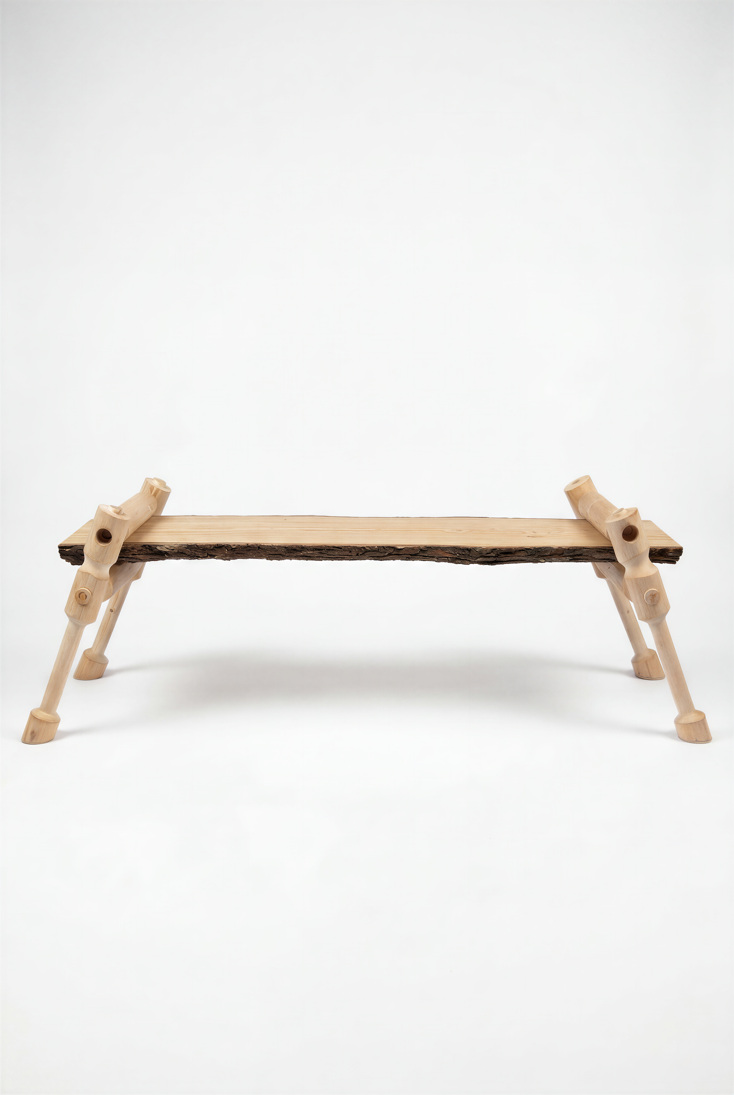 BAUJU : le banc en bois vert de Baptiste Roux qui se verrouille tout seul en séchant BAUJU : le banc en bois vert de Baptiste Roux qui se verrouille tout seul en séchant