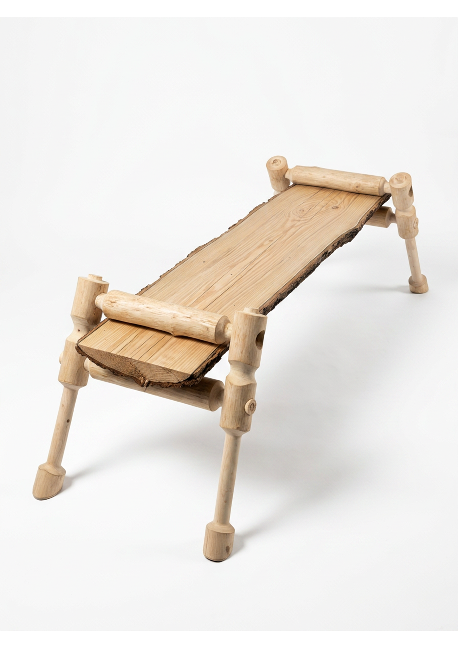 BAUJU : le banc en bois vert de Baptiste Roux qui se verrouille tout seul en séchant