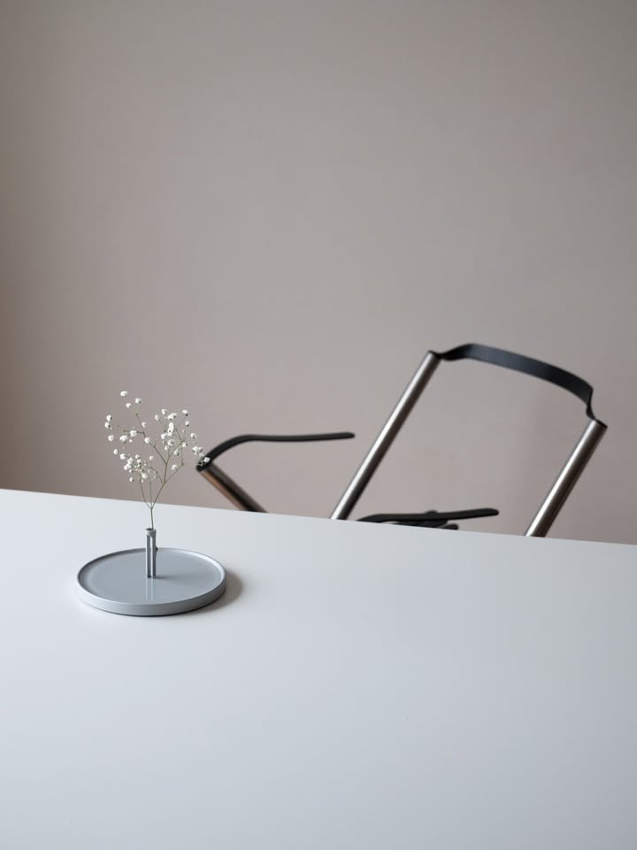 Un ingénieur mécanique, un vase, et rien autour : Fountain par le studio jido Un ingénieur mécanique, un vase, et rien autour : Fountain par le studio jido