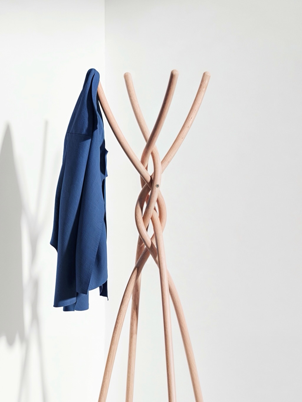 Braid Coat Rack : le portemanteau tressé de Nicholas Baker Studio Braid Coat Rack : le portemanteau tressé de Nicholas Baker Studio