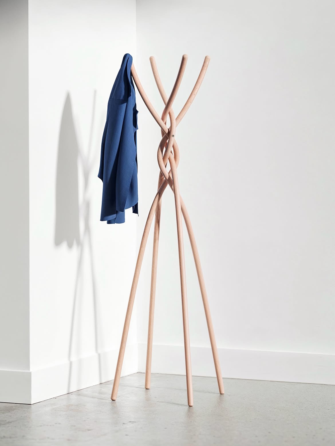 Braid Coat Rack : le portemanteau tressé de Nicholas Baker Studio Braid Coat Rack : le portemanteau tressé de Nicholas Baker Studio