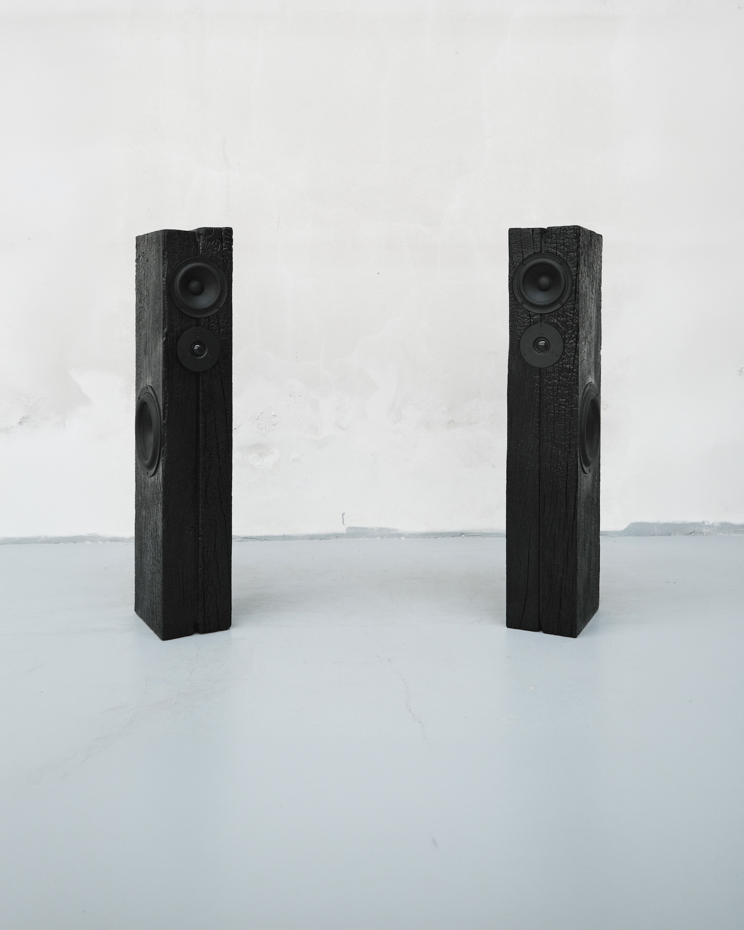 Un an de tests, du chêne brûlé et une résine maison : l'histoire des Yakisugi Speakers