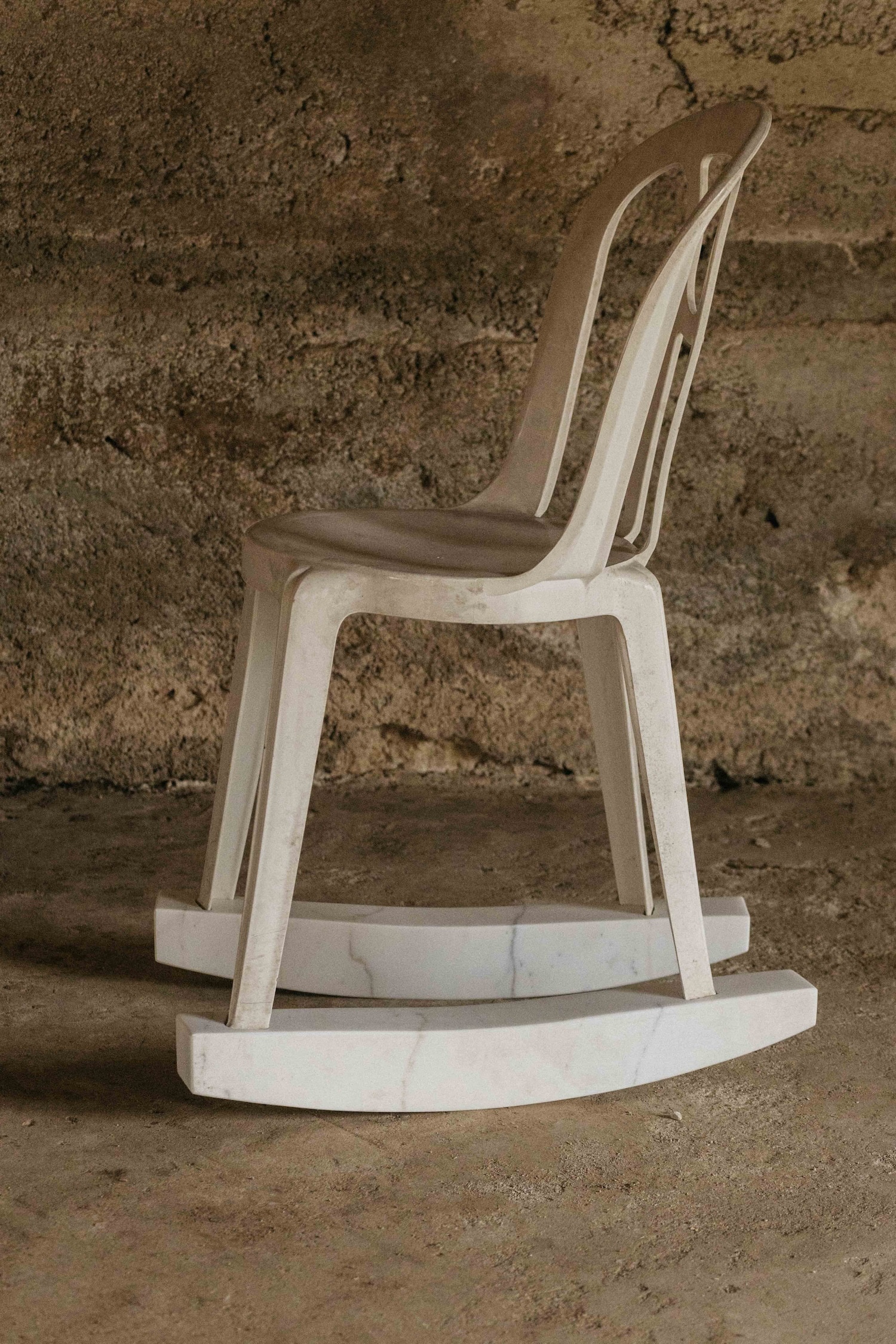 Bascule : trente chaises transformées en rocking chairs en trente jours au Domaine de Palays