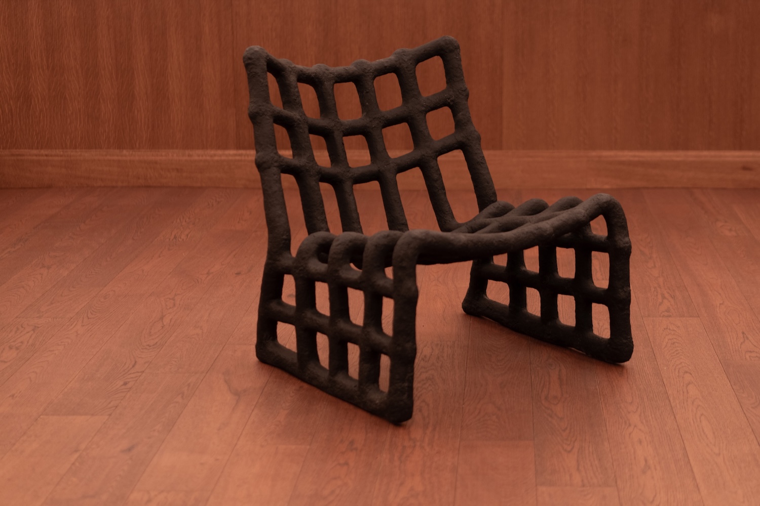 Midnight Collection : Samuel Aguirre teinte le papier au noir animal