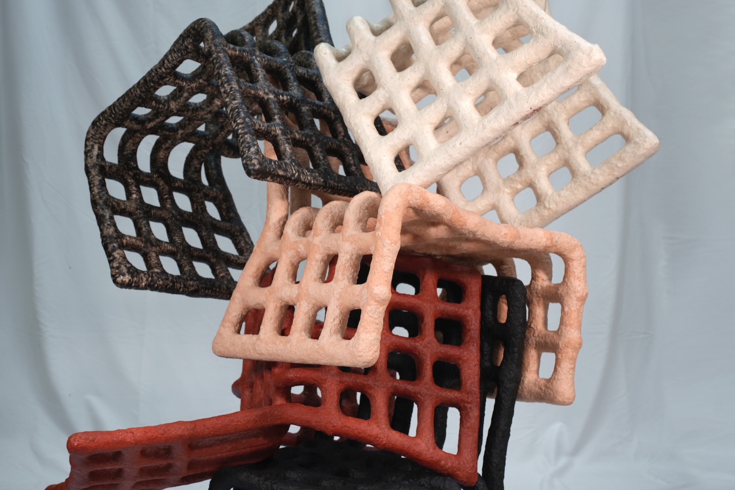 Midnight Collection : Samuel Aguirre teinte le papier au noir animal