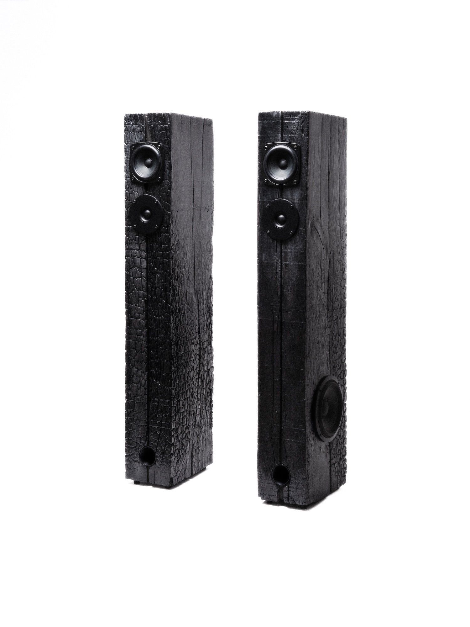 Un an de tests, du chêne brûlé et une résine maison : l'histoire des Yakisugi Speakers