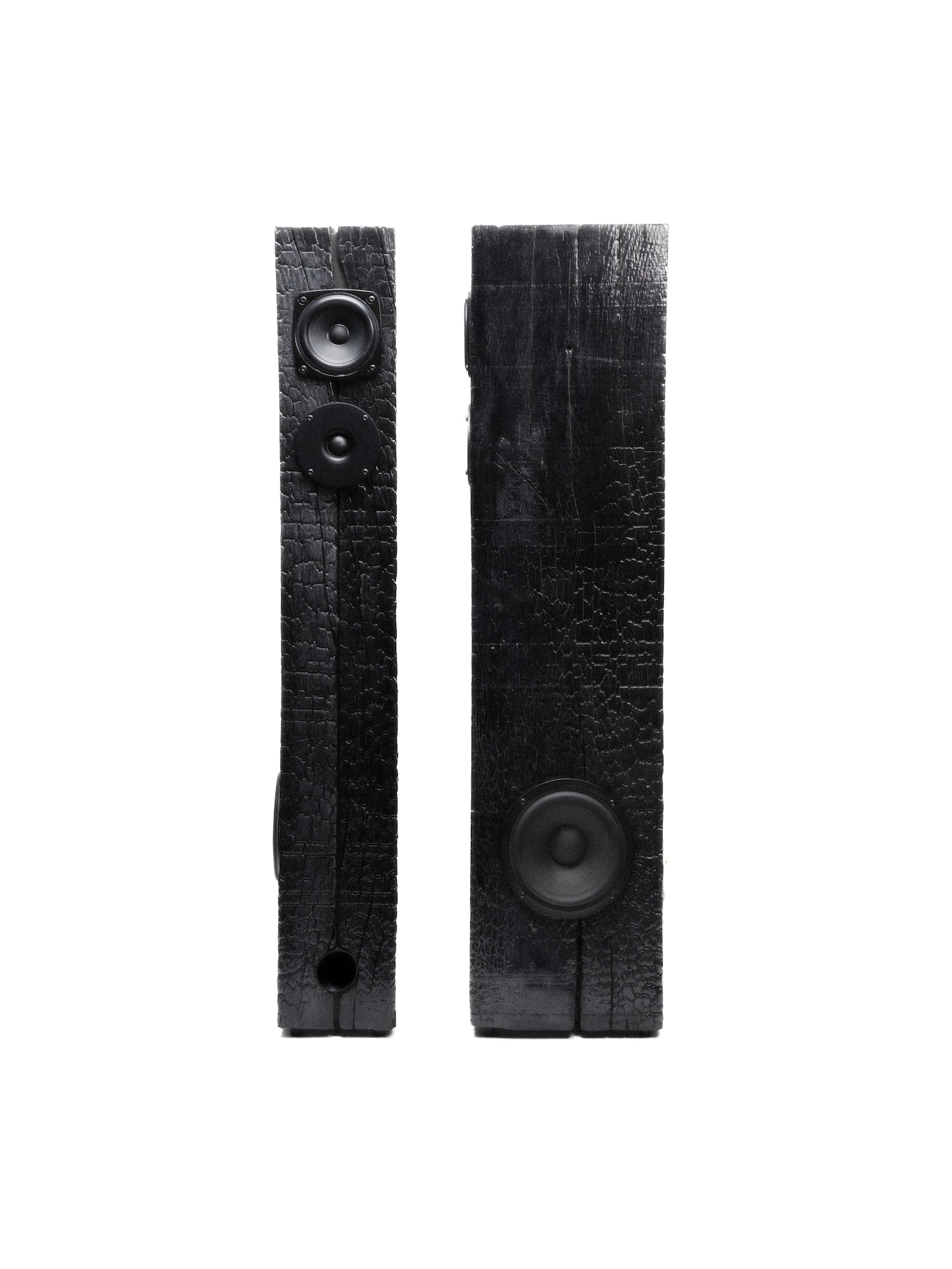 Un an de tests, du chêne brûlé et une résine maison : l'histoire des Yakisugi Speakers