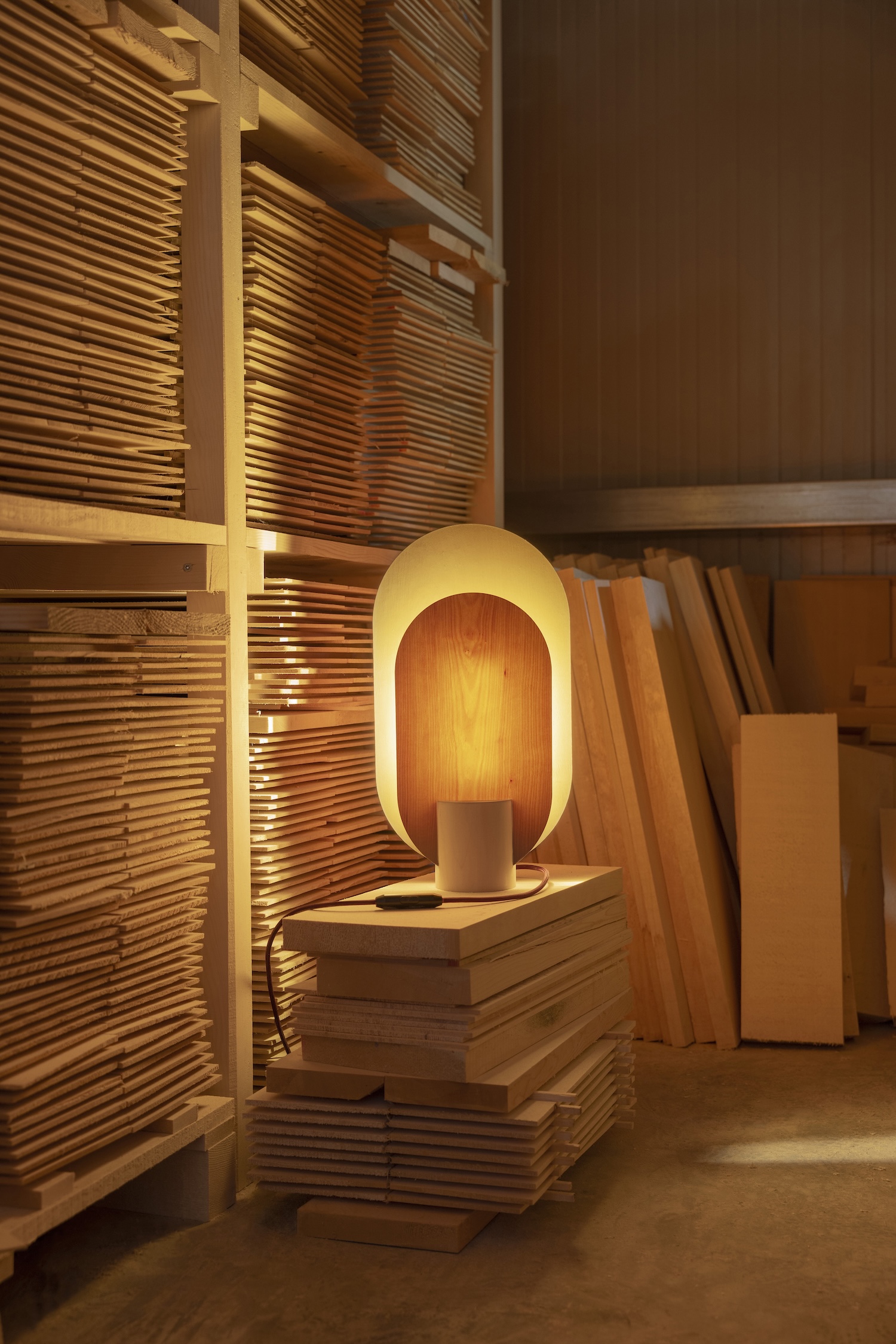 onO : la lampe en érable suisse de Jillian Reichlin qui tourne le dos au fast design onO : la lampe en érable suisse de Jillian Reichlin qui tourne le dos au fast design