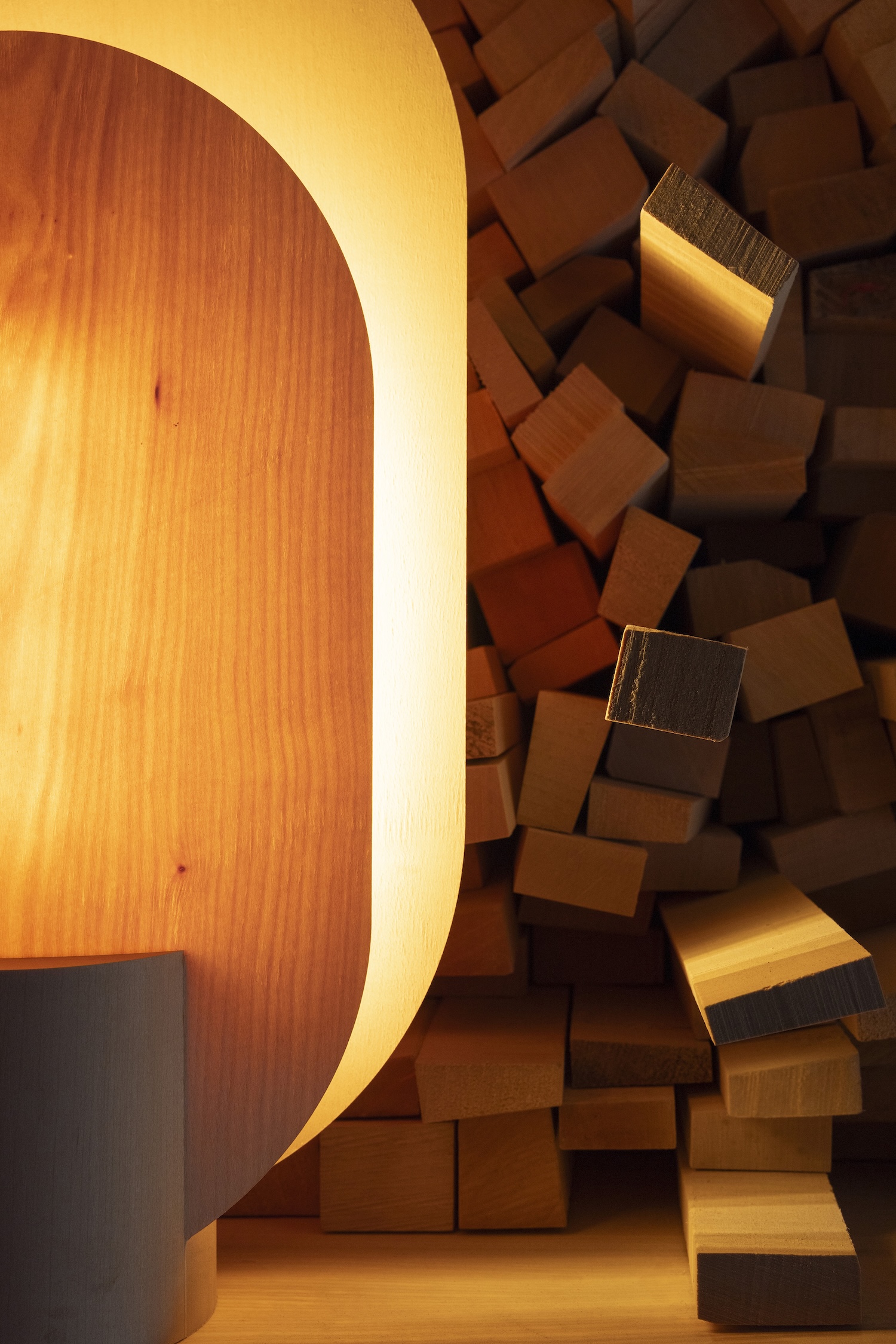 onO : la lampe en érable suisse de Jillian Reichlin qui tourne le dos au fast design onO : la lampe en érable suisse de Jillian Reichlin qui tourne le dos au fast design